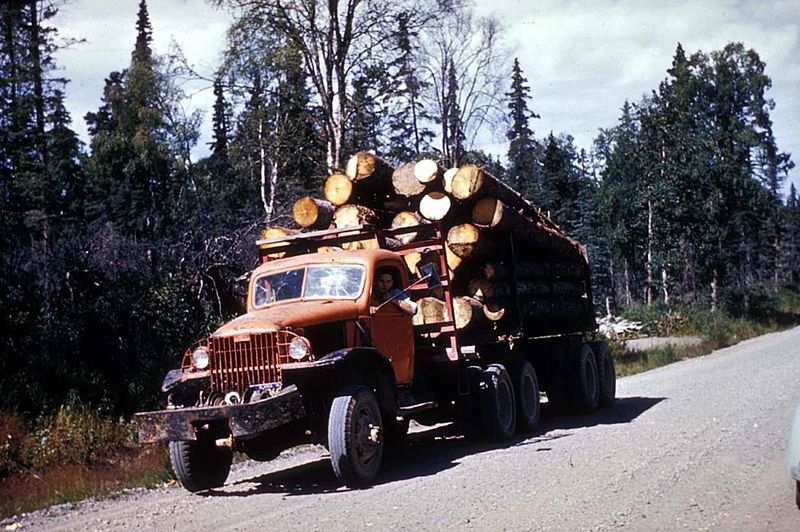 800px-Logging_truck_with_load_of_saw_logs.jpg